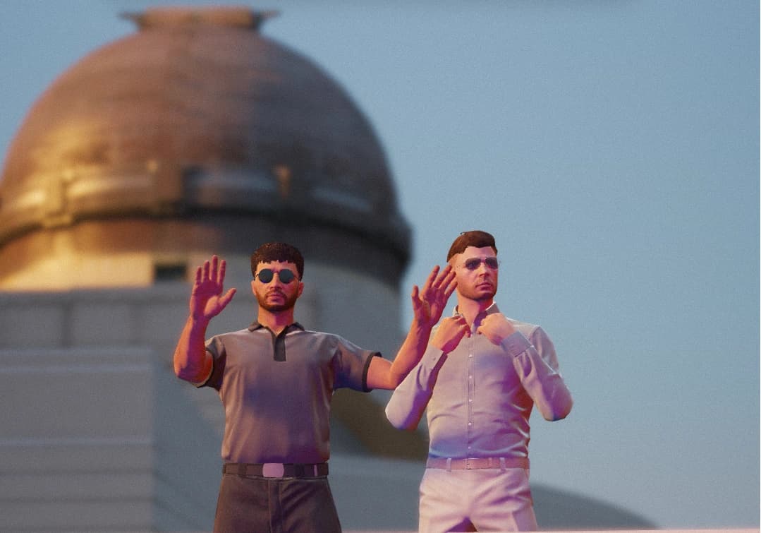 Lester Northscott et Ethan Reeves saluent devant le dôme du Galileo Observatory, en fin de journée