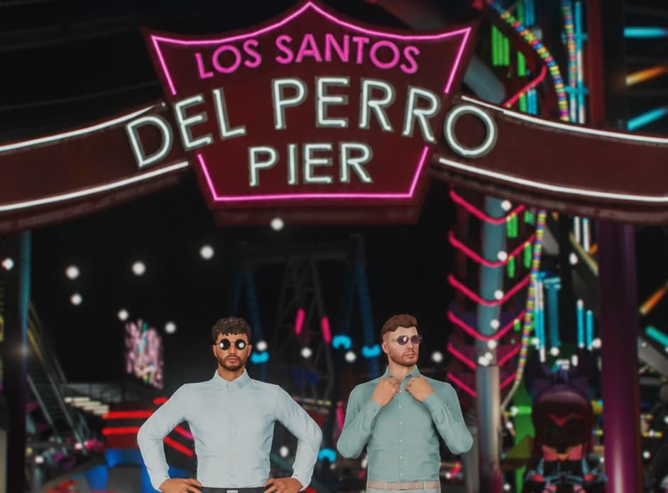 Lester Northscott et Ethan Reeves devant l’enseigne lumineuse du Del Perro Pier, de nuit